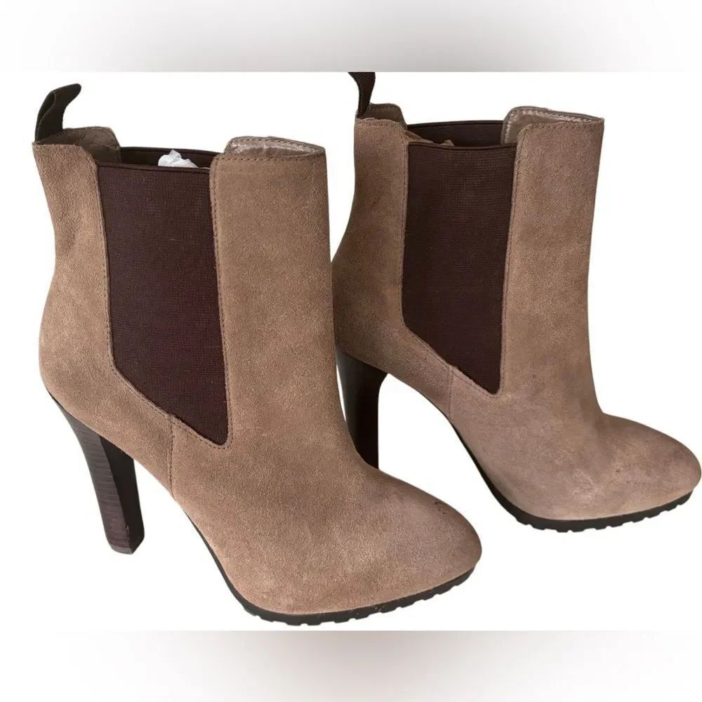Ralph Lauren Tiara Brown Suede Pull On Ankle Heeled Booties size 8.